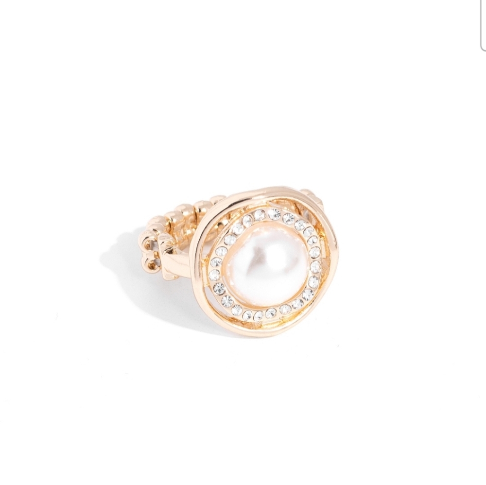 Paparazzi Chic Center Gold Ring, Stretch band